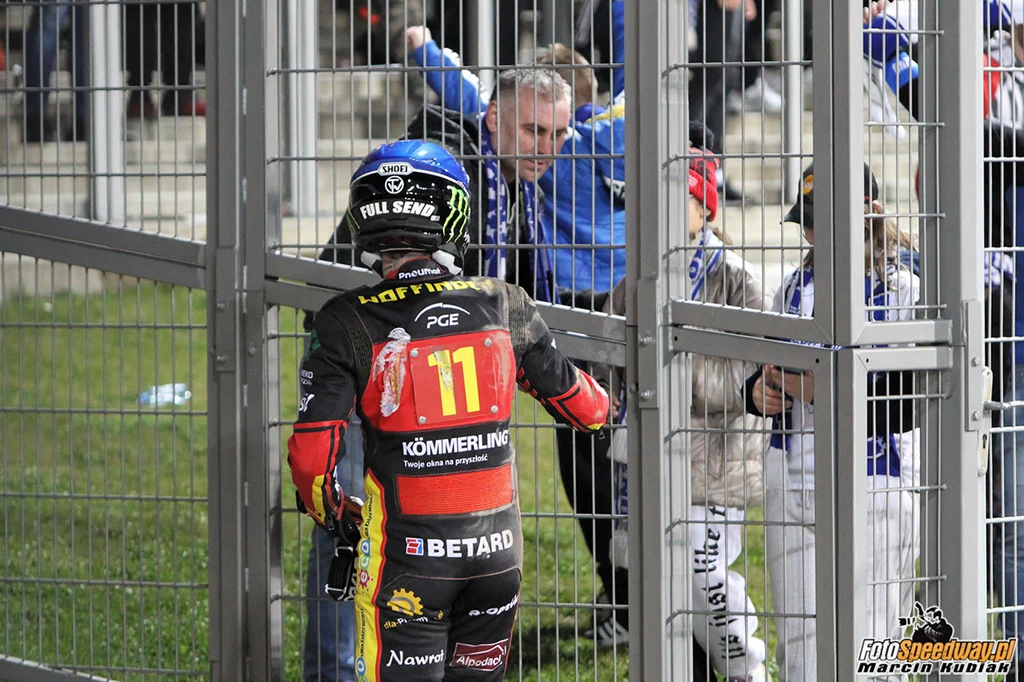Tai Woffinden dziękujący kibicom gości za kulturalny doping Tai Woffinden dziękujący kibicom gości za kulturalny doping