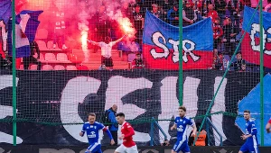 Trybuny na Wiśle nie wytrzymały. Ogień, race, petardy hukowe