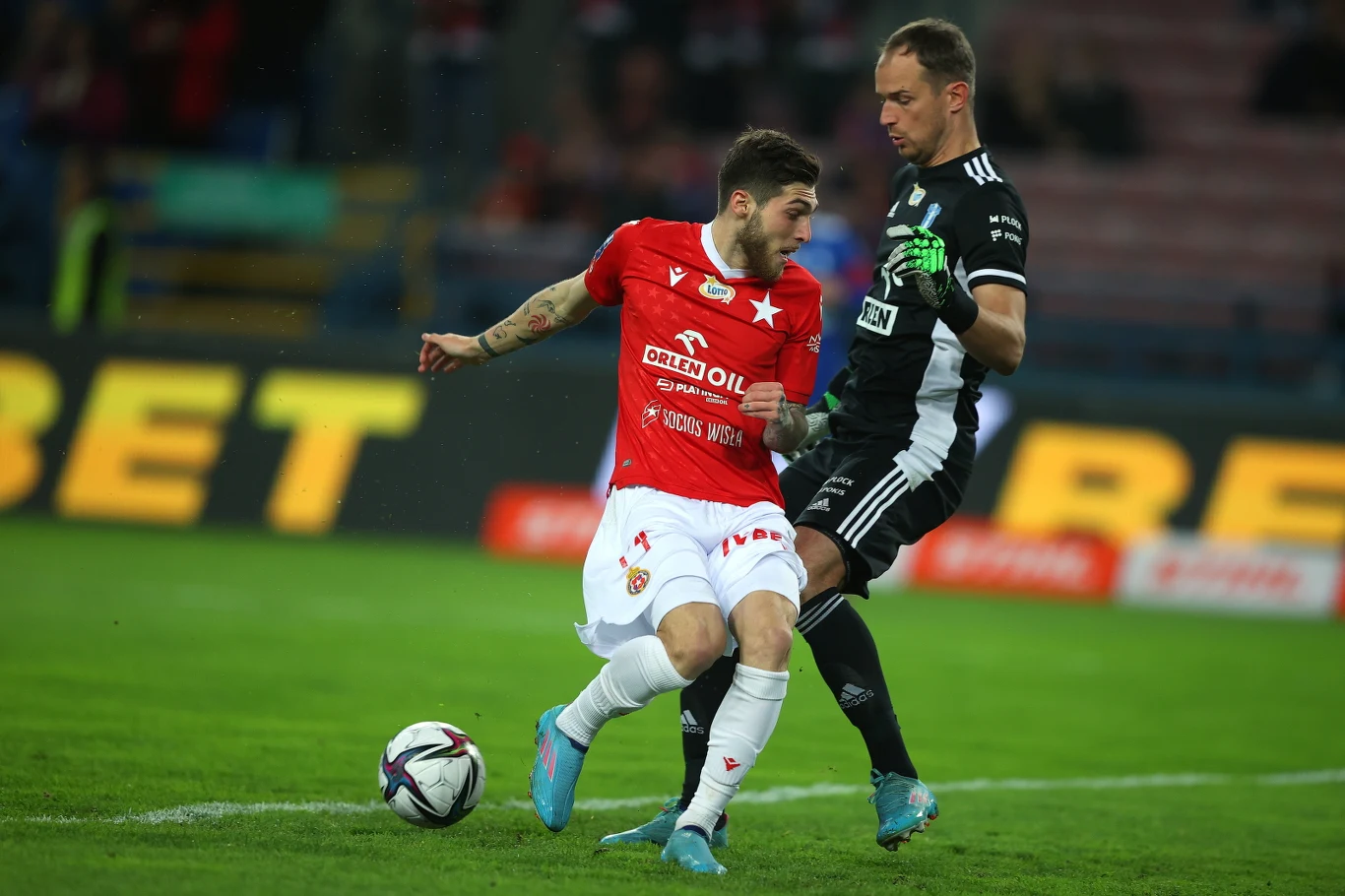 Zawodnik Wisły Kraków Giorgi Citaiszwili (L) i Krzysztof Kamiński (P) z Wisły Płock podczas meczu 30. kolejki piłkarskiej Ekstraklasy Zawodnik Wisły Kraków Giorgi Citaiszwili (L) i Krzysztof Kamiński (P) z Wisły Płock podczas meczu 30. kolejki piłkarskiej Ekstraklasy