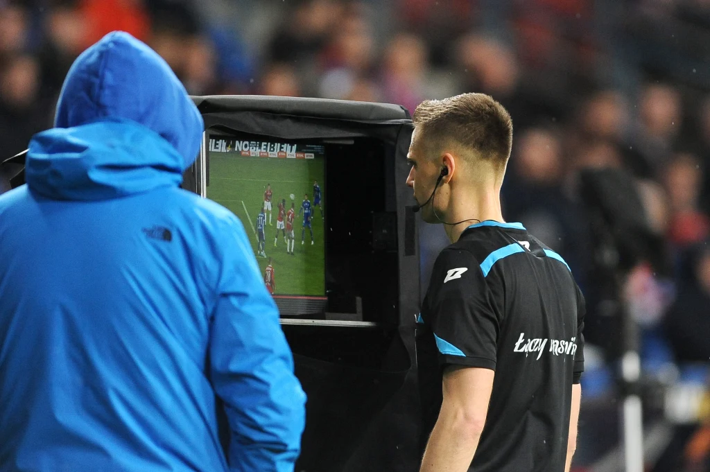 Damian Sylwestrzak podyktował rzut karny po interwencji VAR Damian Sylwestrzak podyktował rzut karny po interwencji VAR