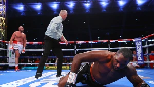 Moment, w którym Dillian Whyte ciężko padł na deski. Wstał, ale wyraźnie się zatoczył i sędzia musiał przerwać walkę