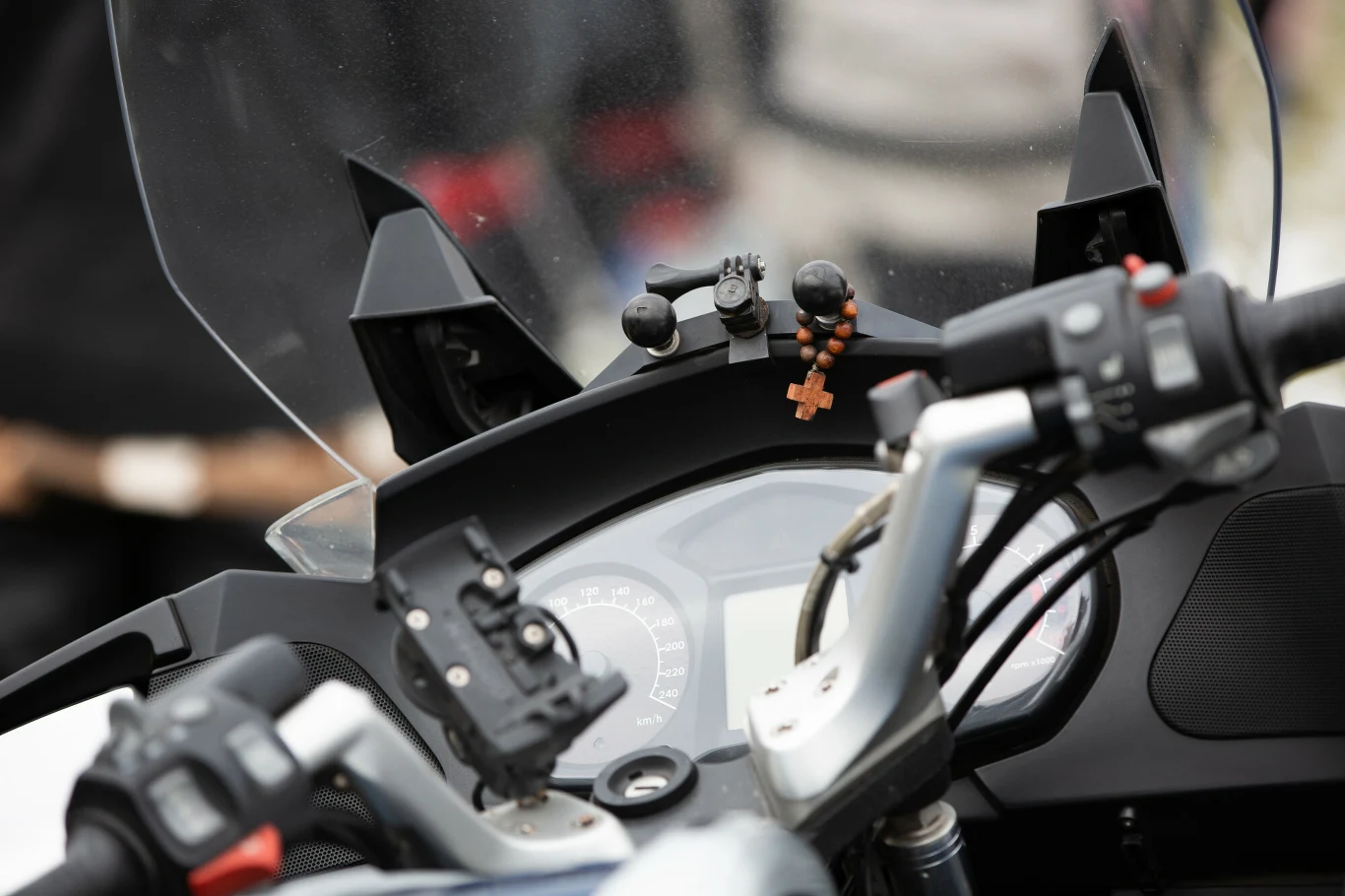 Jeżeli kupujemy motocykl do dalszych wyjazdów przyda się nam np. większa owiewka chroniąca przed wiatrem i deszczem
