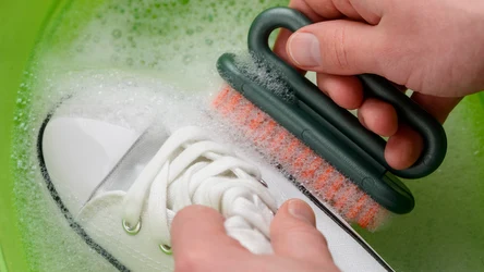 Jak wyczyścić białe obuwie? Białe trampki możesz wyczyścić za pomocą domowych środków.