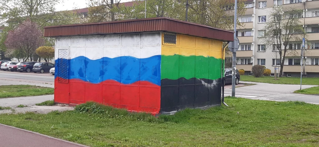 Kiosk na katowickim os. Witosa pomalowany w barwy GKS-u Katowice (z prawej) i Górnika Zabrze (z lewej)