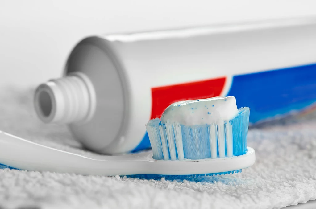Biała pasta do zębów jest idealna do czyszczenia brudnego obuwia