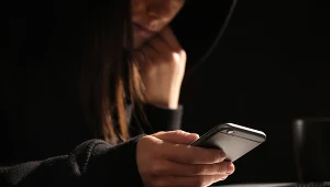 Przestępcy dysponują instrumentami, które pozwalaj na naszym telefonie wyświetlać inne dane niż te, z których dzwonią (zdj. ilustracyjne)