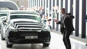 Tańczący Elon Musk na otwarciu gigafabryki Tesli w Niemczech. Ekscentryczny miliarder inwestuje też w technologie kosmiczne, a teraz - media społecznościowe