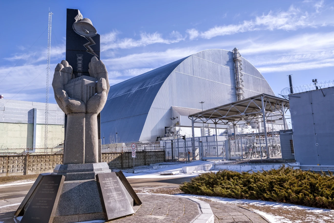 Elektrownia atomowa w Czarnobylu - czwarty reaktor, w którym doszło do wybuchu w 1986 r. i otaczający go sakrofag