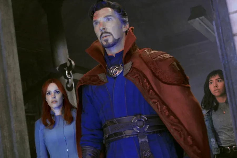 Rachel McAdams, Benedict Cumberbatch i Xochitl Gomez w scenie z filmu "Doktor Strange w multiwersum obłędu" Rachel McAdams, Benedict Cumberbatch i Xochitl Gomez w scenie z filmu "Doktor Strange w multiwersum obłędu"