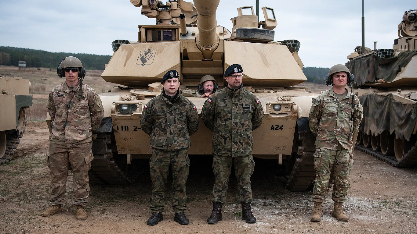 Polscy i amerykańscy żołnierze przed czołgiem Abrams Polscy i amerykańscy żołnierze przed czołgiem Abrams