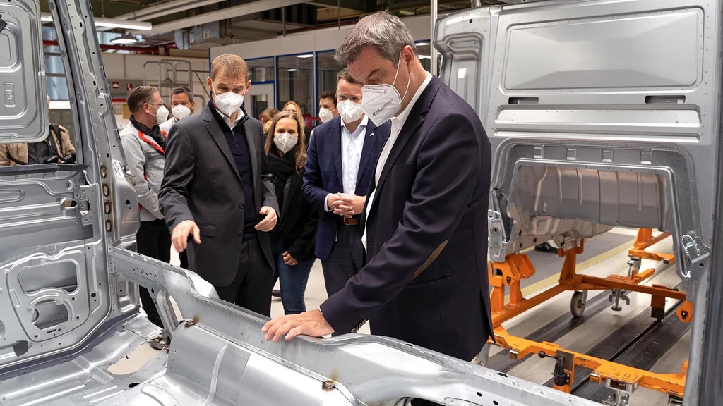 Fabryka ciężarówek MAN-a w Niepołomicach wraca do produkcji. Na zdjęciu premier Bawarii Markus Söder wizytuje zakład w Monachium, gdzie także wznowiono prace / MAN Truck & Bus SE