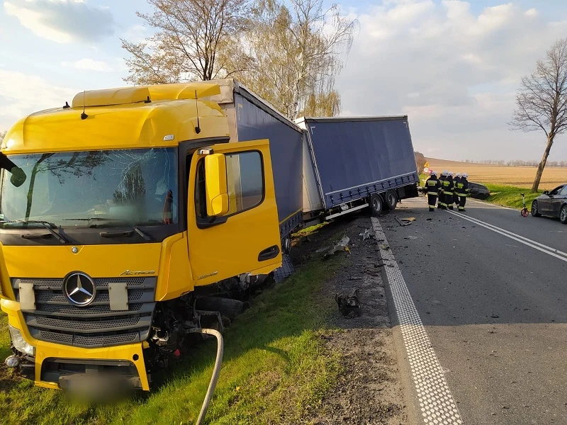 W wyniku uderzenia ciężarówka wypadła z drogi, ale jej kierowcy nic się nie stało