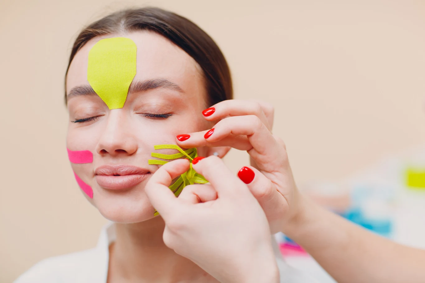 Taping twarzy to tani i skuteczny sposób na zmarszczki