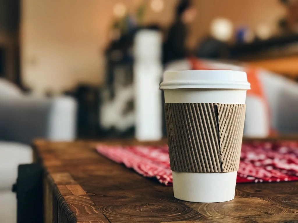 Kawiarnie prześcigają się w pomysłach na ekologiczne kubki z kawą. Te zawierające plastik są złe nie tylko dla środowiska, ale być może także oddziałują na nasze zdrowie