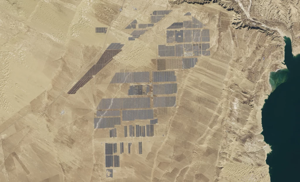 Farma fotowoltaiczna Longyangxia Dam Solar Park widziana z lotu ptaka