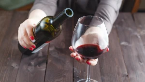 Picie czerwonego wina wiąże się z mniejszą ilością szkodliwego tłuszczu trzewnego - zauważają naukowcy. A jak ma działać białe wino?
