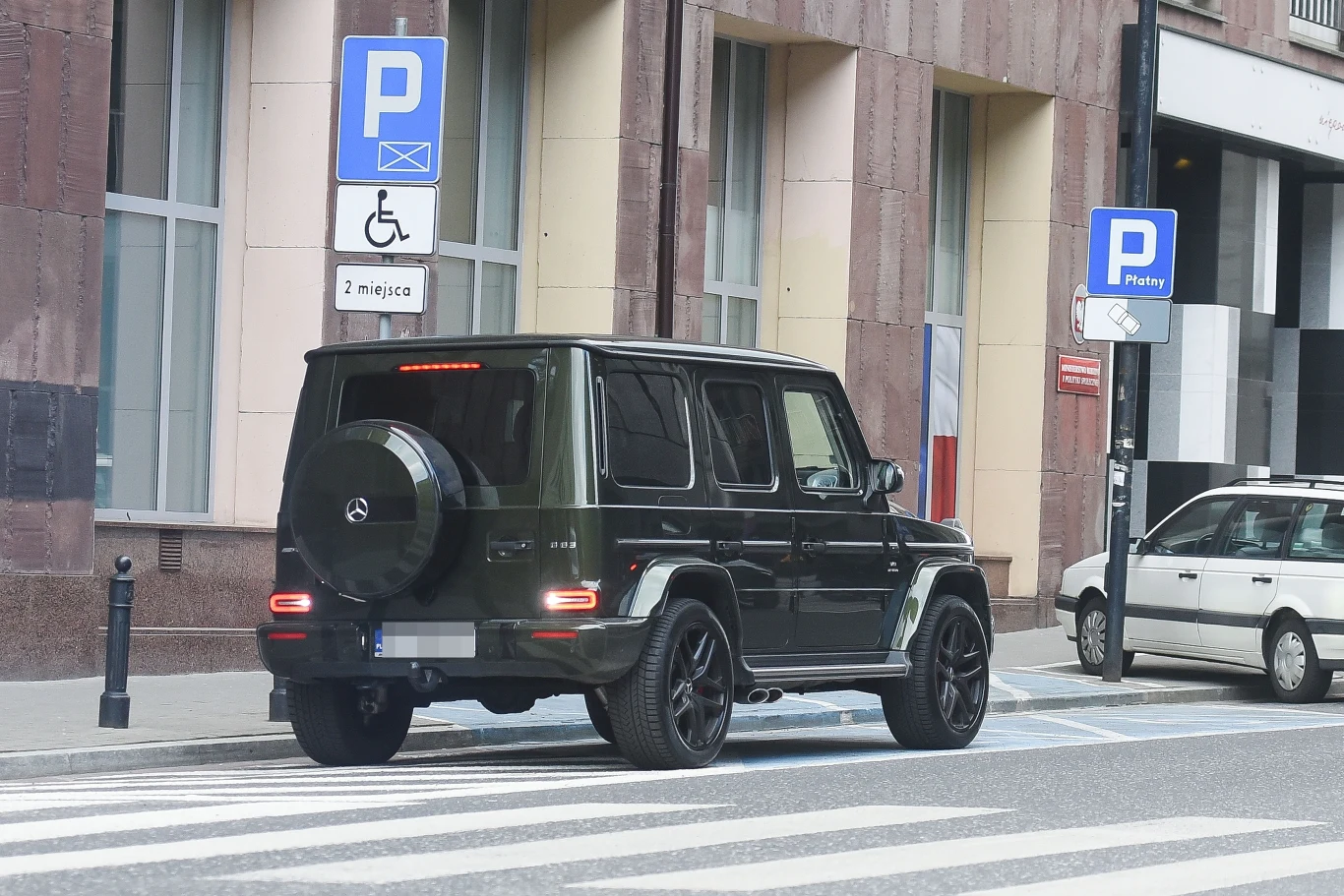 Anna Lewandowska na zakupach. Zaparkowała na miejscu dla niepełnosprawnych