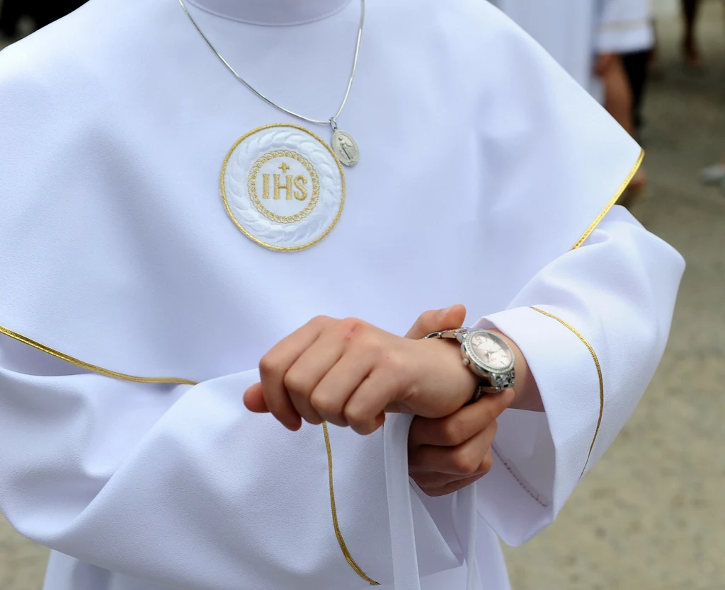 Najgorszy prezent na komunię: Modny gadżet Mody na komunijne prezenty zmieniają się wraz z kolejnymi pokoleniami. W PRL synonimem prestiżowego prezentu był zegarek na rękę, w latach 90. – zestaw składający się z kalkulatora, długopisu i zegarka ( tym razem był to jednak zegarek elektroniczny), w okolicach przełomu wieków triumfy święciły rowery górskie, dziś zaś dzieci proszą o tablety. Jednak prezent modny nie zawsze jest prezentem trafionym. Jedna z internautek pod naszym facebookowym postem zamieściła zdjęcie wspomnianego kultowego zestawu z lat 90.: kalkulator, długopis, elektroniczny zegarek. „Dostałam taki od chrzestnego, z jarmarku. Zostawiał na ręce rdzawe przebarwienie, ale tylko przez tydzień, potem zdechł...” – opowiedziała jej pani Dorota. Dla osób, które wciąż przechowują swoje komunijne trio i wciąż są nim rozczarowane, mamy dobrą wiadomość. Przez ostatnie trzy dekady zestaw zdążył stać się kultowym przedmiotem, którego ceny w internecie sięgają kilkuset złotych. 