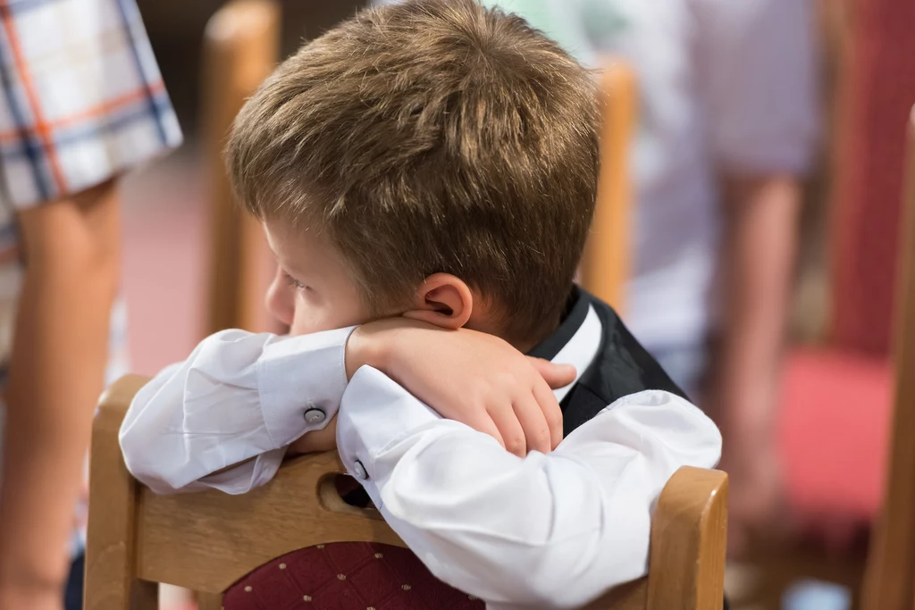 Najgorszy prezent na komunię: Zabawki, którymi zainteresują się rodzice Dzieci, które przystępują do komunii, wciąż są w wieku, w którym z radością sięga się po zabawki. Nic więc dziwnego, że część gości zamiast biżuterii, elektronicznych gadżetów, bądź koperty z pieniędzmi decyduje się wręczyć maluchowi pluszowego misia, klocki czy lalkę. Prezenty te często wywołują radość i chęć ich natychmiastowego przetestowania w gronie kuzynów i młodszego rodzeństwa. Dzieciaki zwykle udają się w tym celu do osobnego pomieszczania i – nierzadko ku uldze dorosłych – we własnym gronie spędzają większość przyjęcia. Chyba, że któryś z dorosłych zdecyduje się „pomóc” i zepsuć zabawę. Na pytanie o „najgorszy prezent komunijny”, pani Julia odpowiada: „Zabawkowa maszyna do szycia którą ojciec mi od razu zepsuł”. A ile było zepsutych gier elektronicznych, keyboardów, deskorolek… to tylko złamane serduszka komunijnych dzieci wiedzą. 
