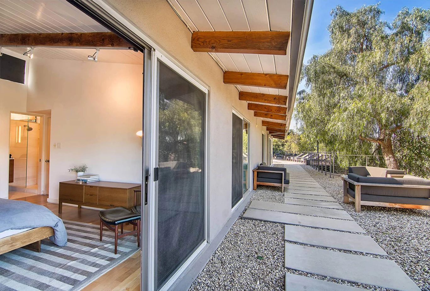 Wyjście na taras z sypialni Elliot Page Wyjście na taras z sypialni Elliot Page