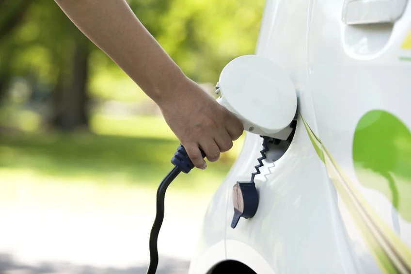 Drożeją ubezpieczenia elektryków, tanieją hybrydy