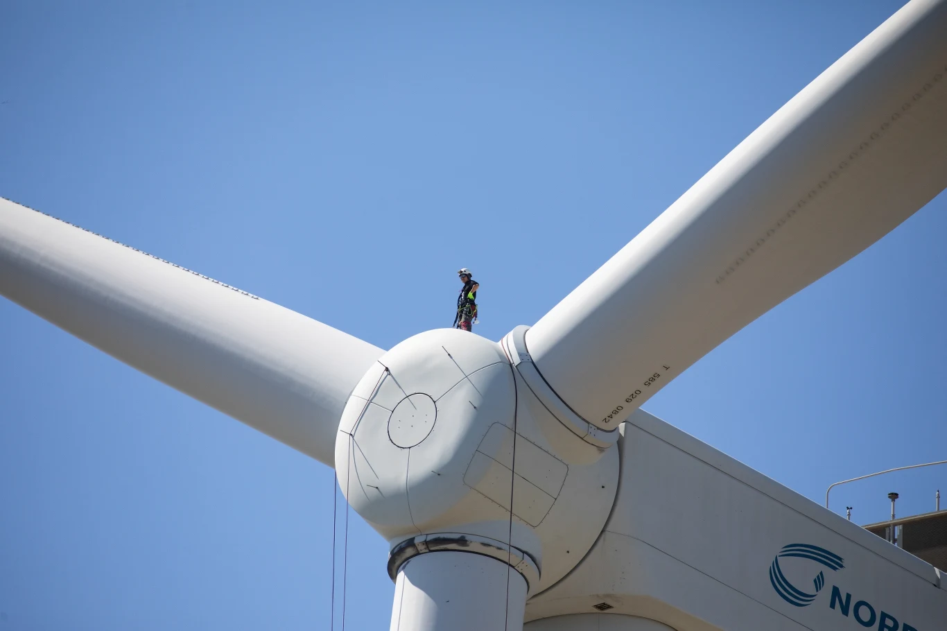 Przepisy odnośnie budowy wiatraków wprowadzone w 2016 roku były od początku krytykowane przez samorządy i organizacje branżowe Przepisy odnośnie budowy wiatraków wprowadzone w 2016 roku były od początku krytykowane przez samorządy i organizacje branżowe