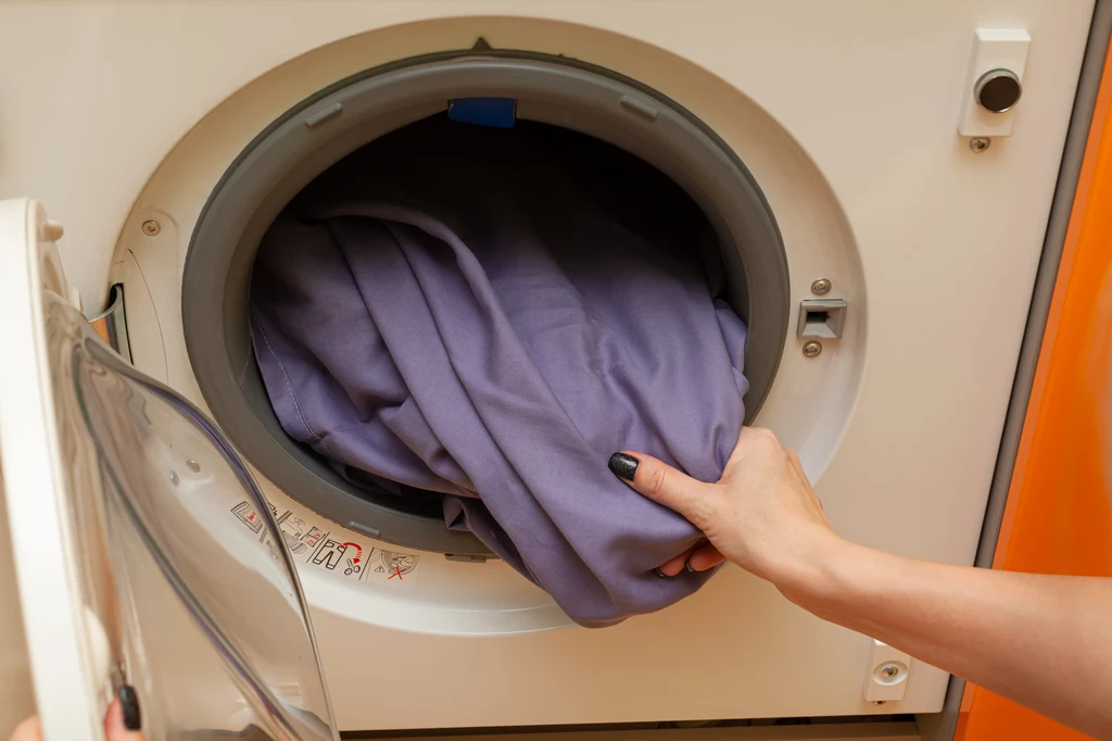 Istnieją proste triki, które przyspieszą proces schnięcia prania