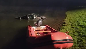 Auto wpadło do jeziora
