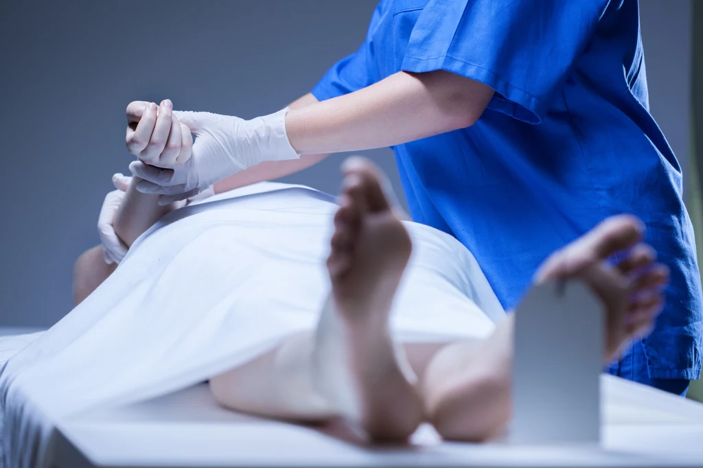 Gdy ciało zmarłego trafia na uczelnie medyczną, jest odpowiednio zabezpieczane przed rozkładem