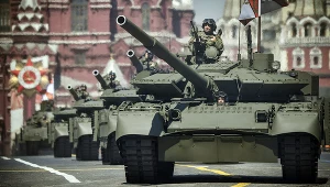 Scena holowania ciężkich opancerzonych wozów rosyjskiego wojska przez ukraińskie ciągniki staje się kultowa