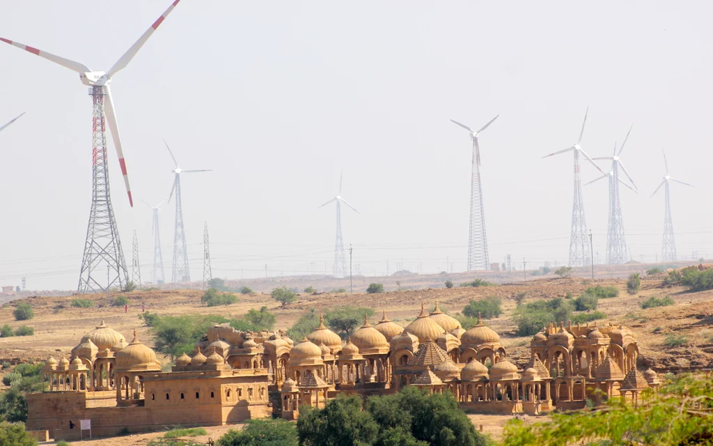 Jedna z największych farm wiatrowych na świecie znajduje się nieopodal założonego w XII w. miasta Jaisalmer (Indie)