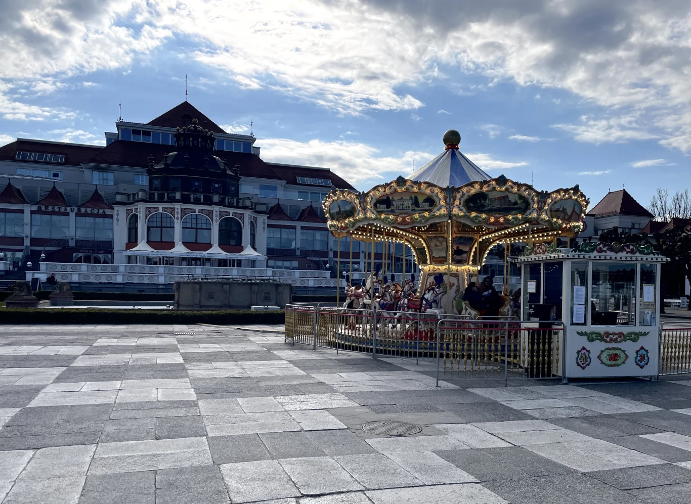 Tuż przed majówką ścisłe centrum Sopotu świeci pustkami 