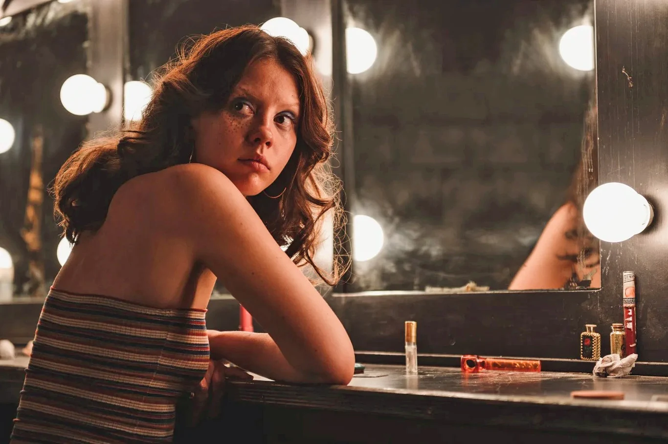 Mia Goth w scenie z filmu "X". Mia Goth w scenie z filmu "X".