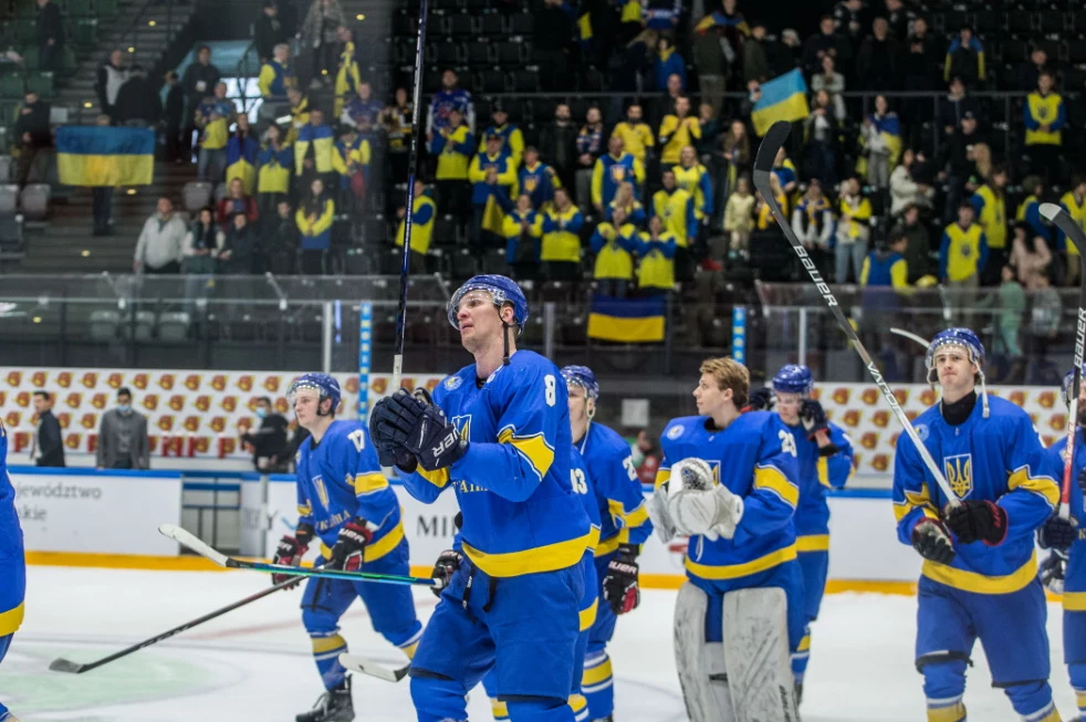Andrij Michnow (nr 8) i jego koledzy z reprezentacji Ukrainy po pokonaniu Serbii 7-0. Ukraińcy mieli głośne wsparcie w Tychach. Fot. Michał Chwieduk/IIHF Andrij Michnow (nr 8) i jego koledzy z reprezentacji Ukrainy po pokonaniu Serbii 7-0. Ukraińcy mieli głośne wsparcie w Tychach. Fot. Michał Chwieduk/IIHF