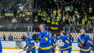 Andrij Michnow (nr 8) i jego koledzy z reprezentacji Ukrainy po pokonaniu Serbii 7-0. Ukraińcy mieli głośne wsparcie w Tychach. Fot. Michał Chwieduk/IIHF