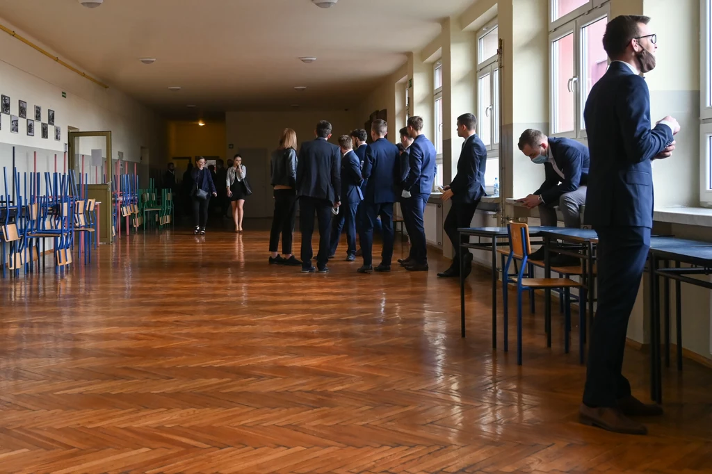 Matura z języka angielskiego jest dla niektórych uczniów stresująca, ale uczniowie, którzy decydują się zdawać ją na poziomie rozszerzonym, na ogół nie mają problemów ze znajomością języka Matura z języka angielskiego jest dla niektórych uczniów stresująca, ale uczniowie, którzy decydują się zdawać ją na poziomie rozszerzonym, na ogół nie mają problemów ze znajomością języka