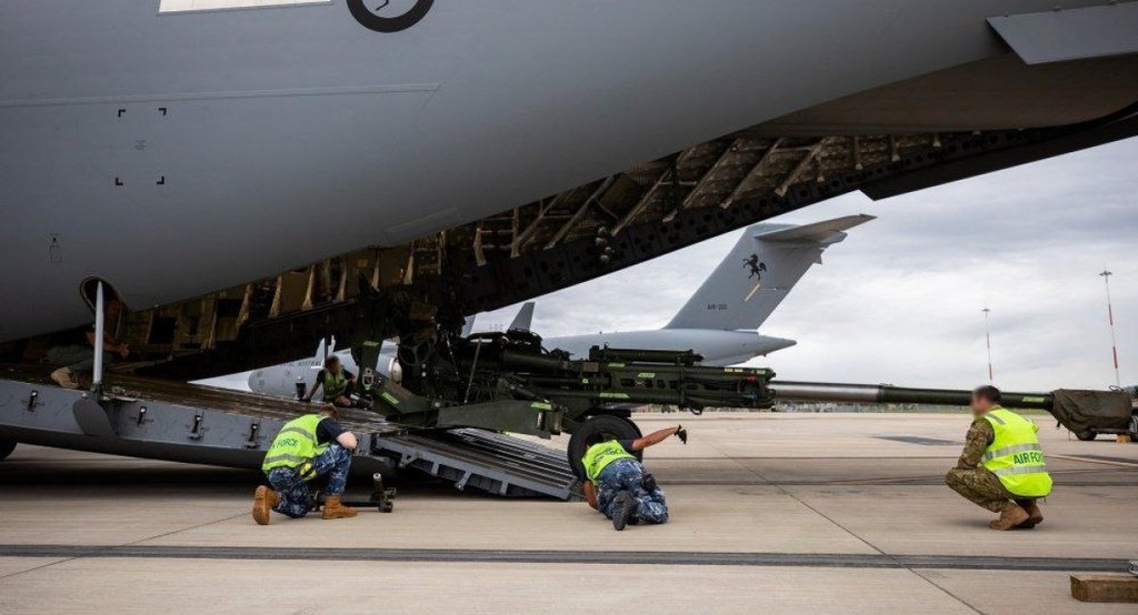 Australijskie haubice M777 ładowane do samolotów C-17