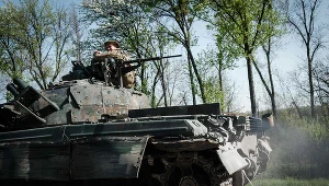 Ukraiński żołnierz w czołgu w pobliżu Słowiańska 