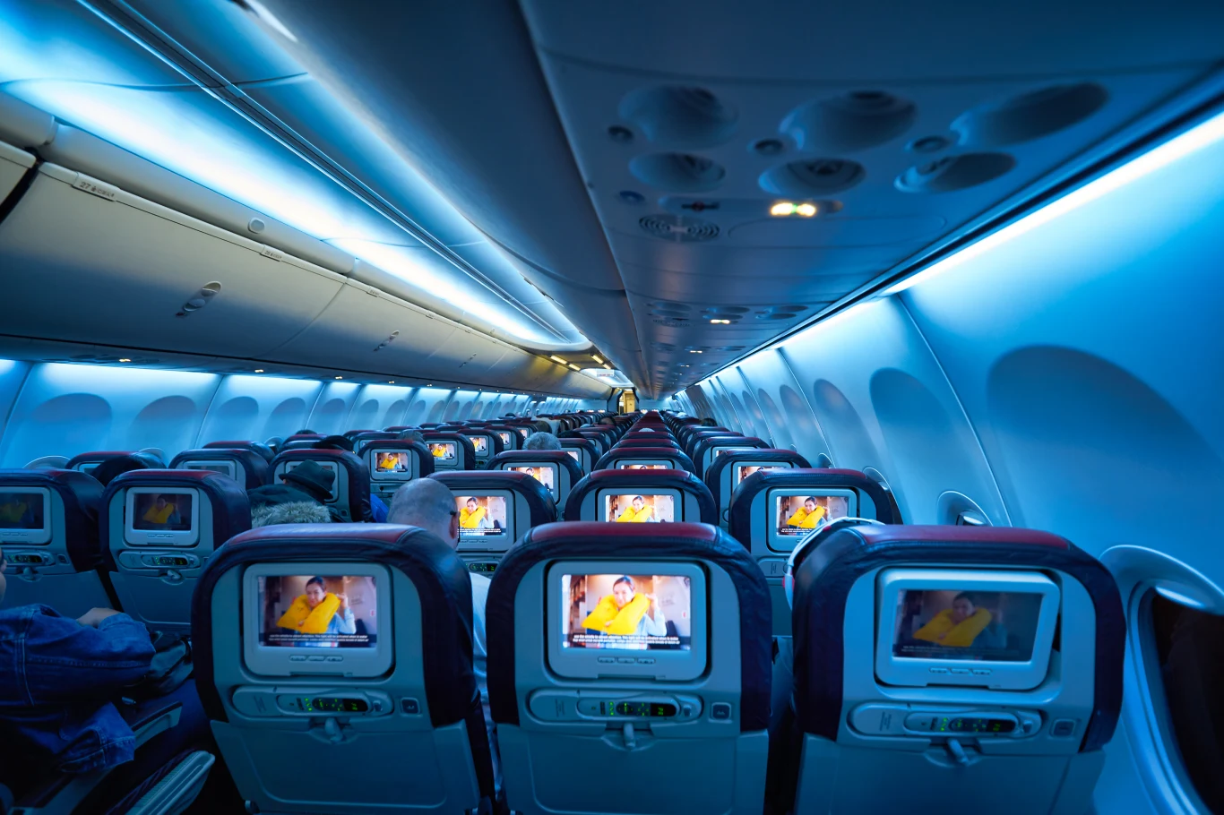 Boeing 737: Wnętrze samolotu w klasie ekonomicznej malezyjskich linii lotniczych. Boeing 737: Wnętrze samolotu w klasie ekonomicznej malezyjskich linii lotniczych.