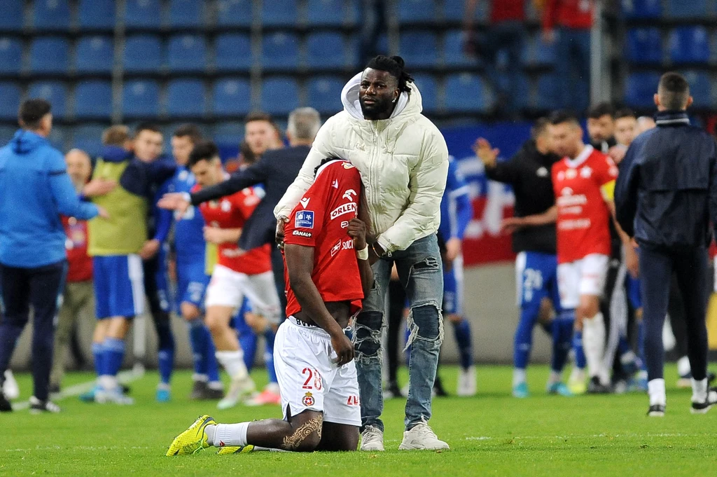 Po nieodpowiedzialnym zagraniu Elvisa Manu Wisła przegrała z Wisłą Płock 3-4 i teraz jest blisko spadku Po nieodpowiedzialnym zagraniu Elvisa Manu Wisła przegrała z Wisłą Płock 3-4 i teraz jest blisko spadku