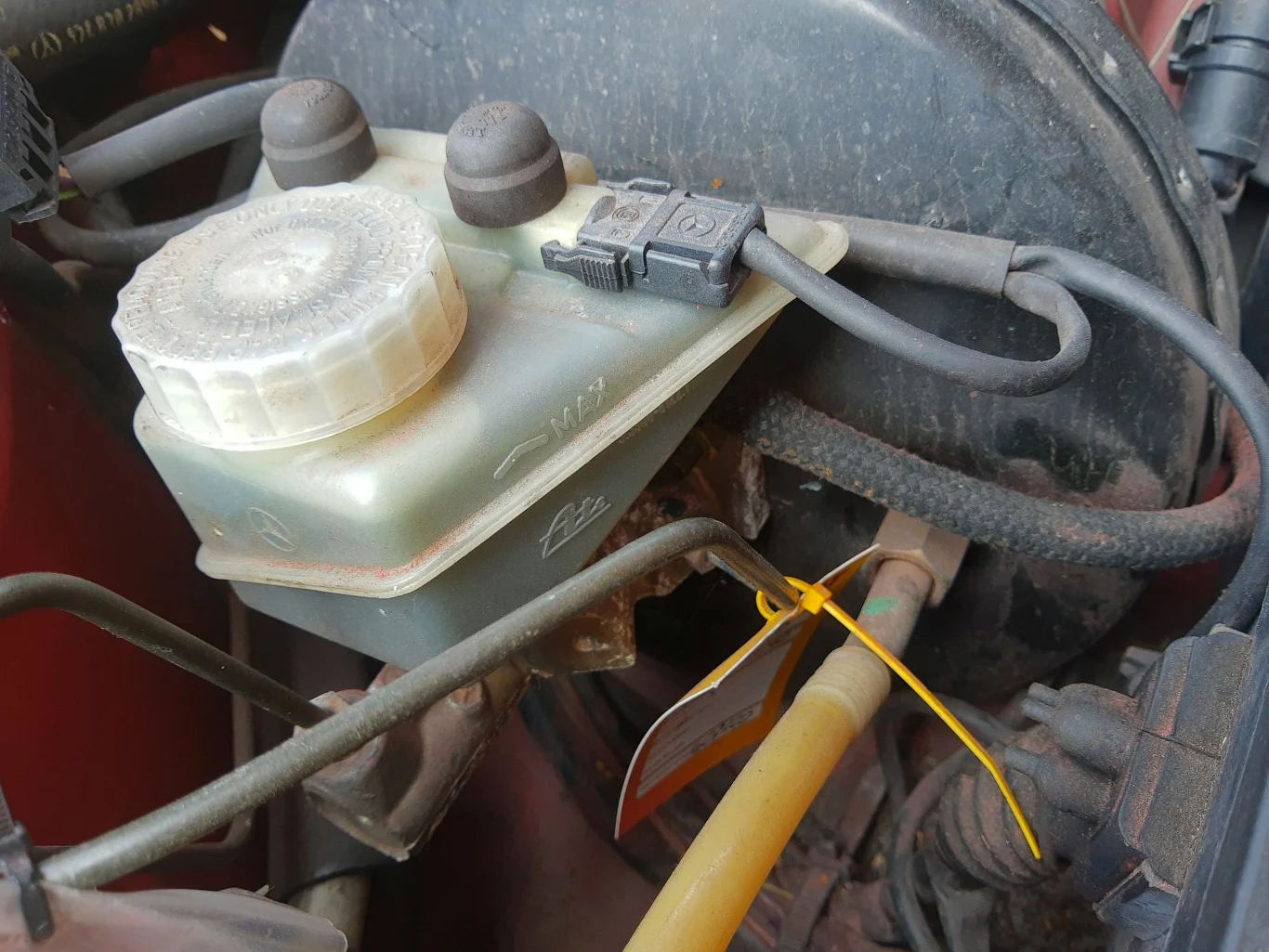 Płyn hamulcowy jest higroskopijny czyli "pije wodę"