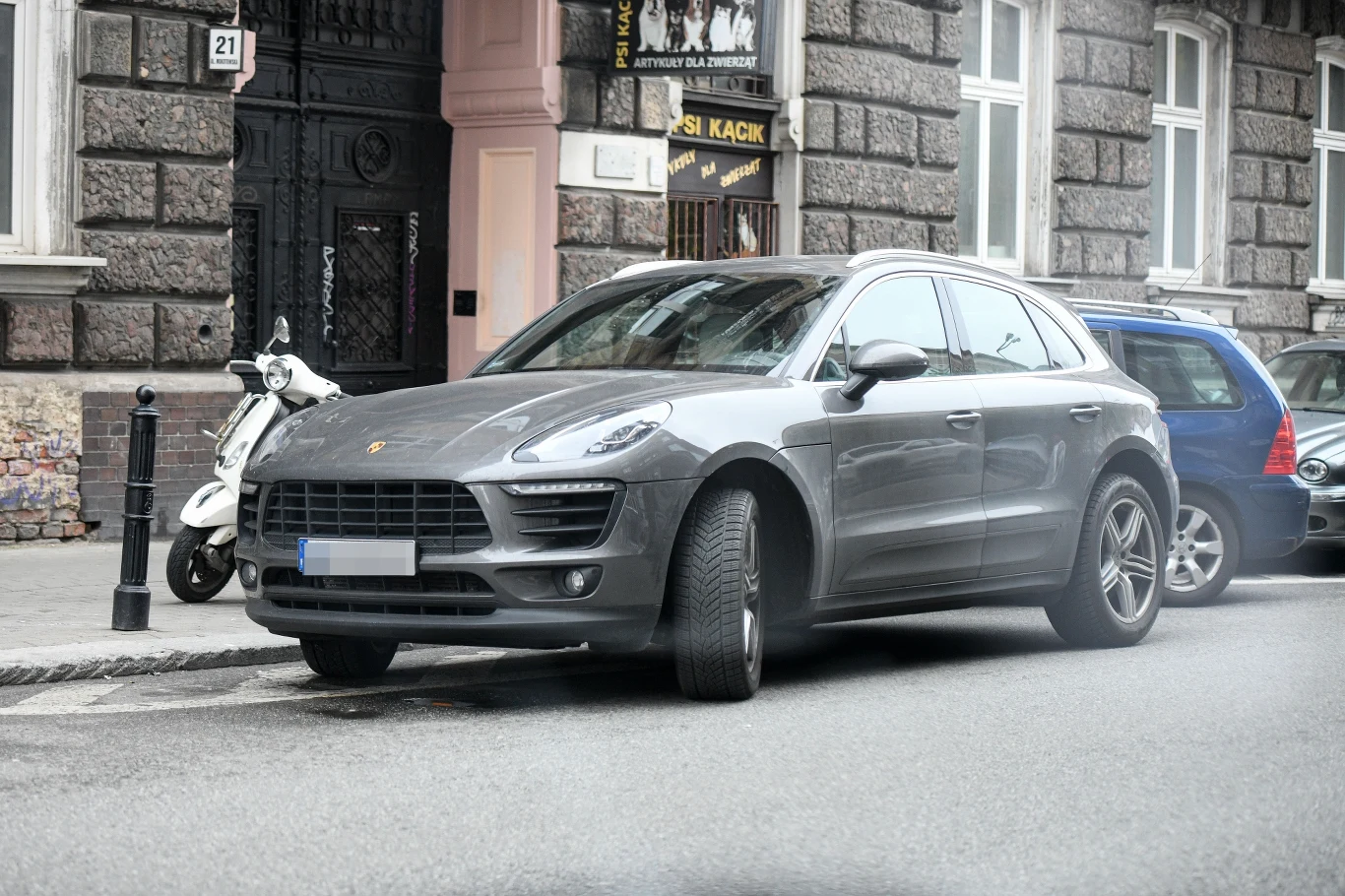 W czasie gdy Anna Wendzikowska przebywała w salonie fryzjerskim, jej luksusowe porsche stało zaparkowane na ulicy