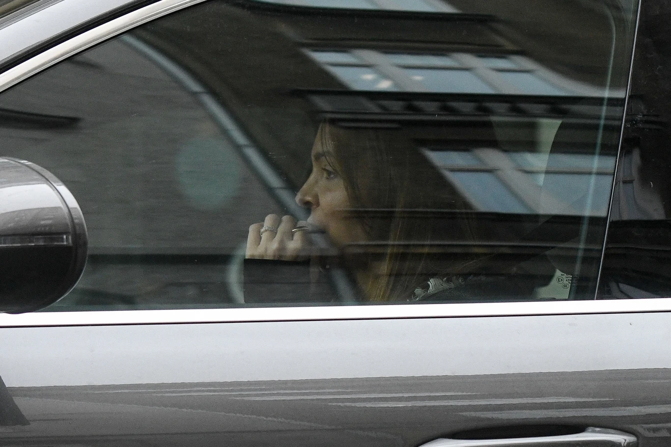 Anna Wendzikowska nawet w samochodzie zasłaniała twarz przed paparazzi. Wstydziła się, że zostawiła samochód na ulicy na 2 godziny?