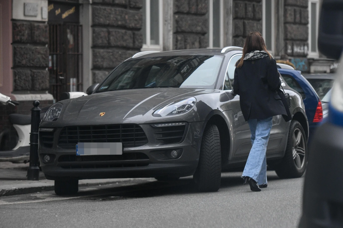 Gwiazda szybko skierowała się w stronę samochodu