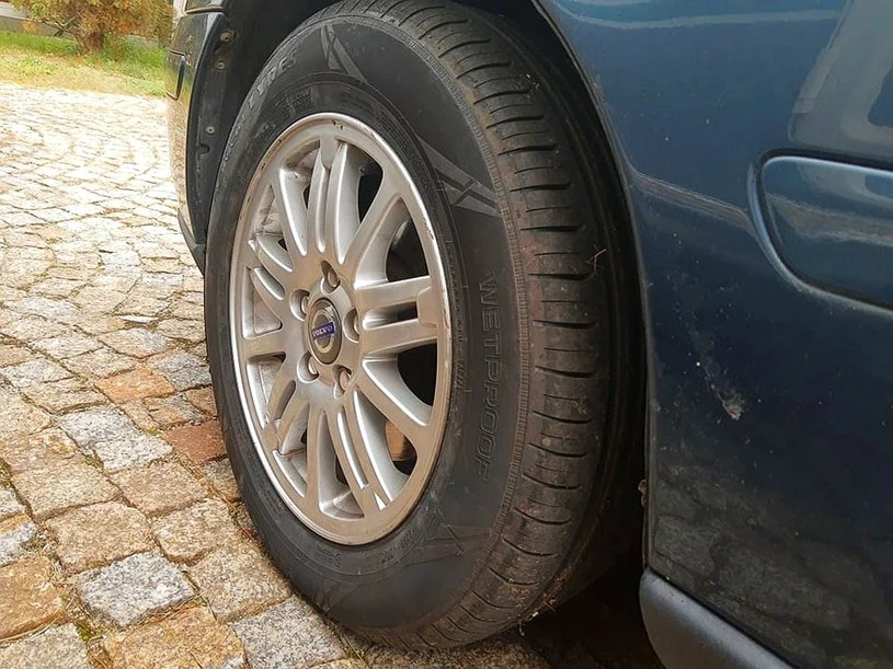 Opony również stażeją się bez względu na liczbę przejechanych kilometrów