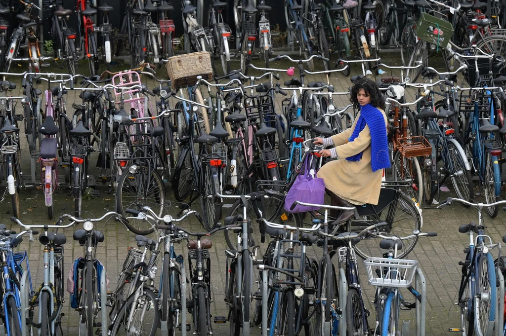 Rowerowy parking w Amsterdamie.