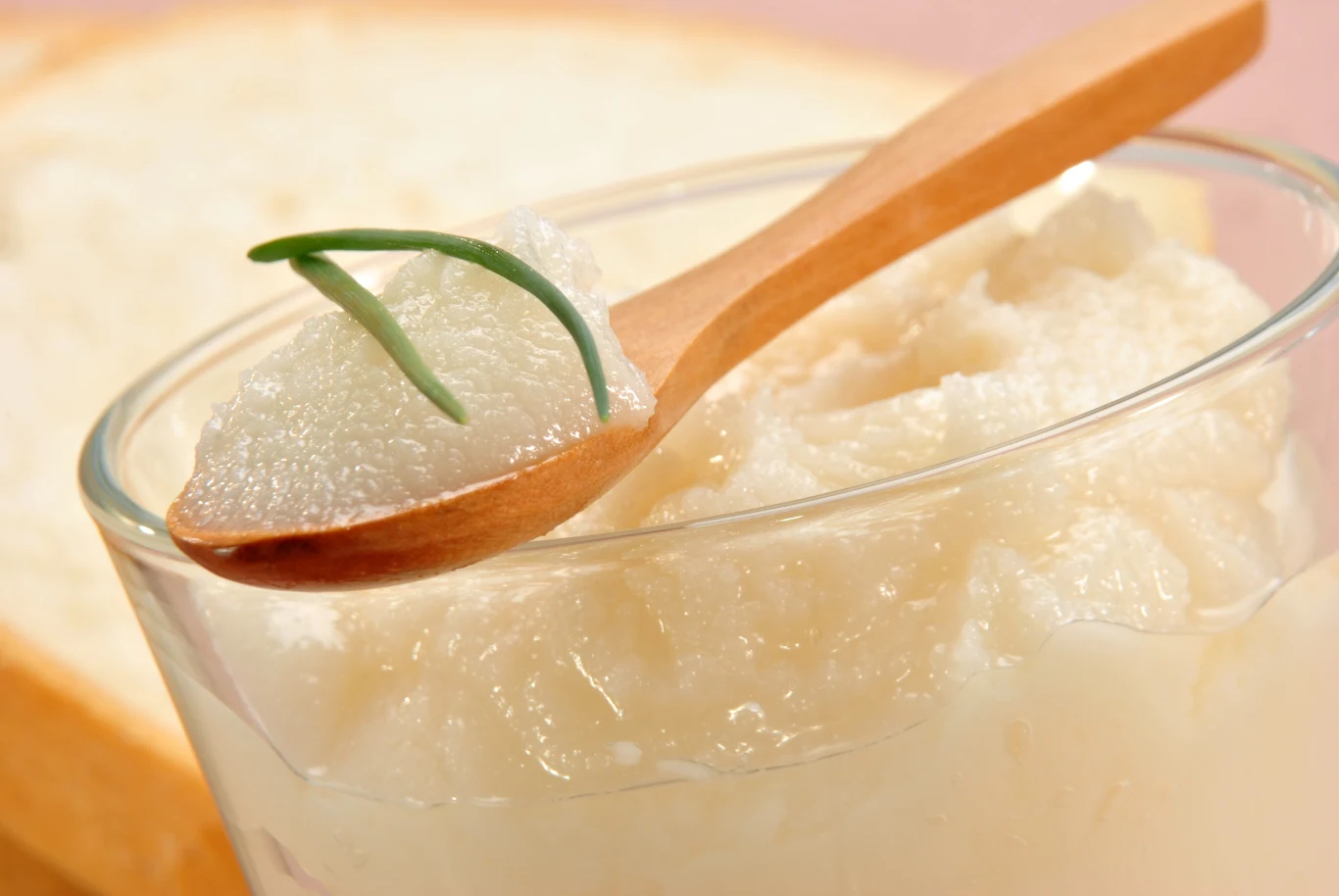 Gęsim smalcem, kiedy byliśmy mali, nacierano klatkę piersiową i plecy Gęsim smalcem, kiedy byliśmy mali, nacierano klatkę piersiową i plecy