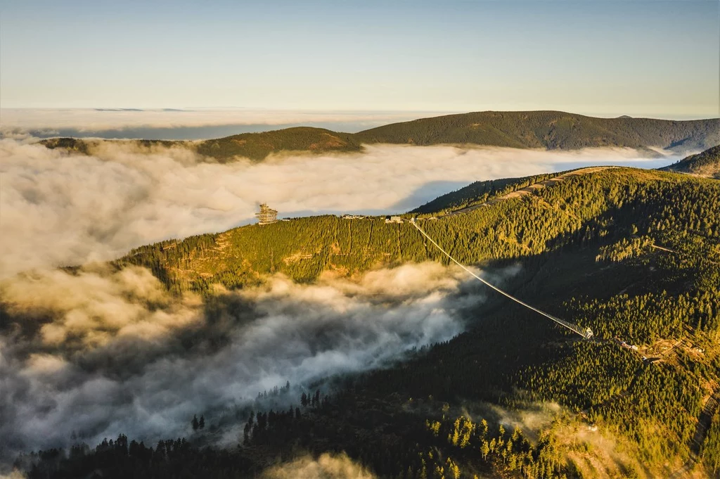 Wejście na Sky Bridge 721 znajduje się za schroniskiem Slaměnka przy górnej stacji wyciągu krzesełkowego Sněžník