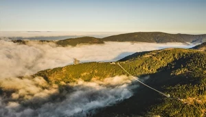 Wejście na Sky Bridge 721 znajduje się za schroniskiem Slaměnka przy górnej stacji wyciągu krzesełkowego Sněžník