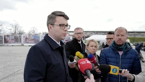 Rzecznik rządu Piotr Mueller (L)